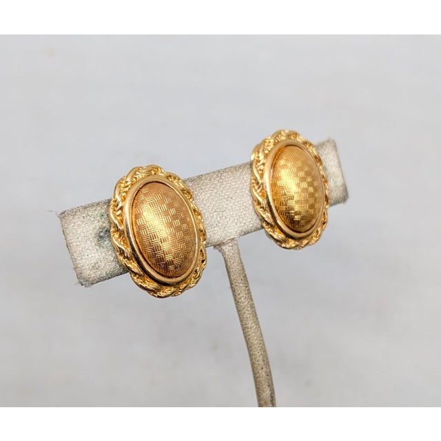 Vintage 1980s Signed Monet Oval Goldtone Checkered Clip Earrings-2 Pieces For Sale In Philadelphia - Image 6 of 7