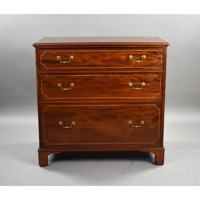 A fine Regency mahogany chest of drawers of good proportions, featuring three long graduated drawers. The drawer fronts...