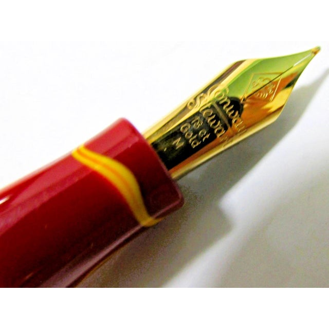 2000 - 2009 Conway Stewart Churchill Ltd. Edition Wellington Yellow Whirl Fountain Pen Set For Sale - Image 5 of 17