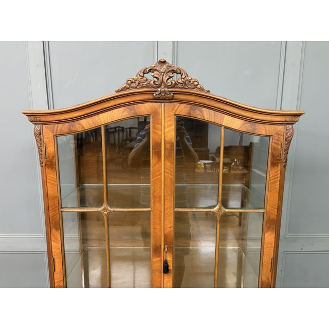 Queen Anne Display Cabinet by Maple & Co., 1930 For Sale - Image 4 of 18