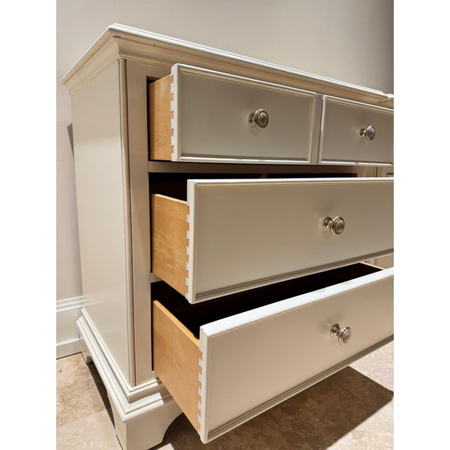 Late 20th Century Pair of Thomasville White Three-Drawer Nightstands – Classic American Traditional Bedside Tables For Sale - Image 9 of 11