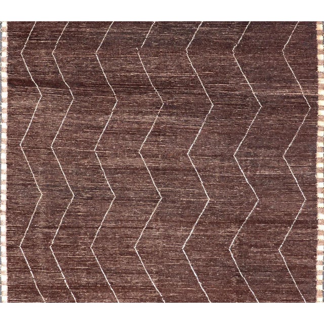 2020s Brown Modern Causal Contemporary Rug in Moroccan Zig-Zag Design in Cream For Sale - Image 5 of 11