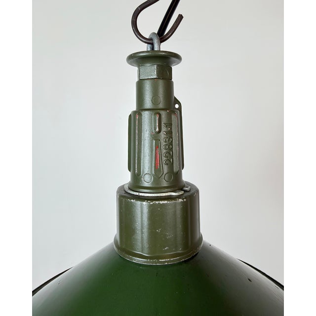 Mid-Century Modern Industrial Green Enamel Military Pendant Lamp with Cast Aluminium Top, 1960s For Sale - Image 3 of 18