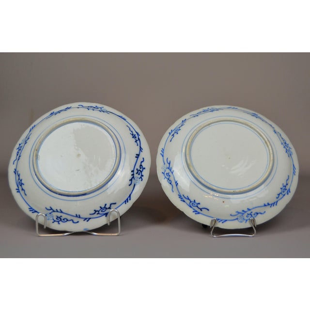 Antique plate made of Japanese Imari pottery. hand painted. Decoration with a floral motif.