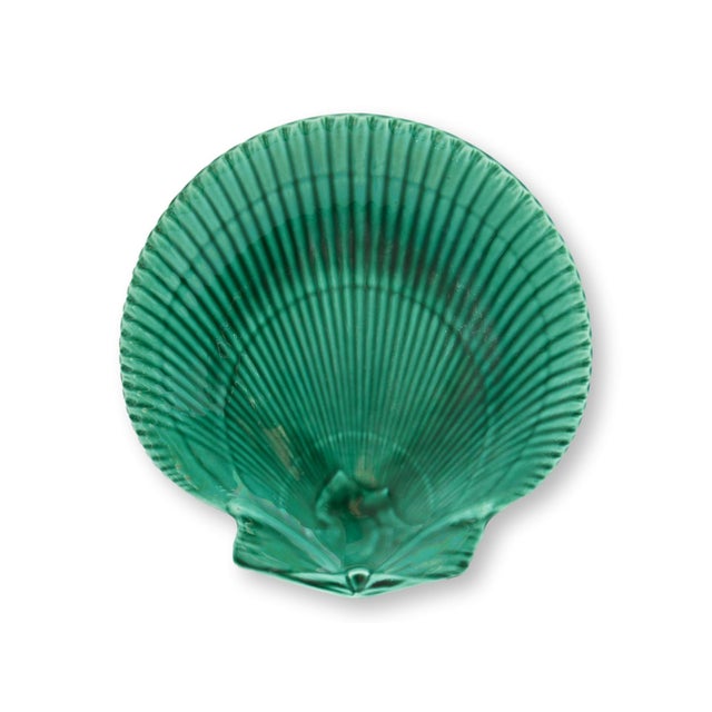 Mid 20th century Wedgwood majolica shell dish in a richly glazed emerald green finish with radiating shell form detail...
