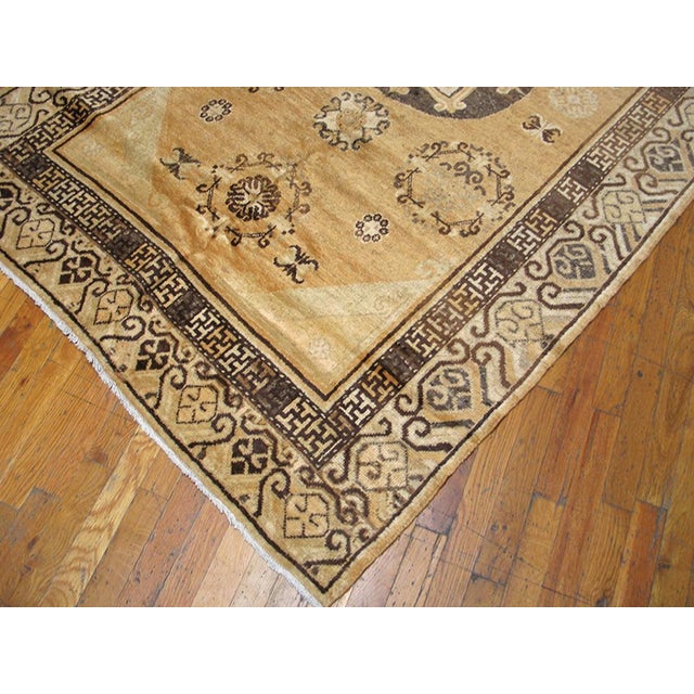 Early 20th Century 1920s Tan Camel Medallion Antique Central Asian Chinese Khotan Rug 4'8" X 7'7" Wool Handknotted Carpet For Sale - Image 5 of 5
