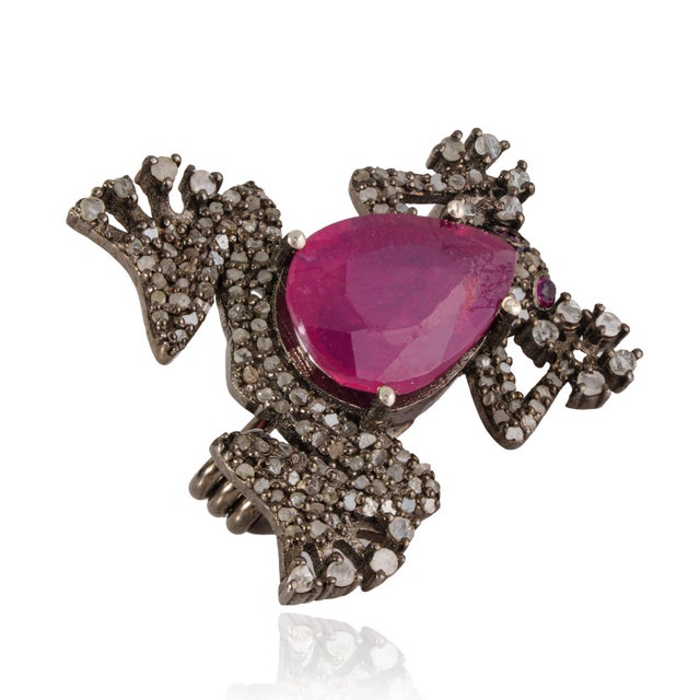 Art Deco 1890s Revival Inspired Silver & 3Ct Natural Ruby Diamond Pavé Frog Brooch Pendant For Sale - Image 3 of 14