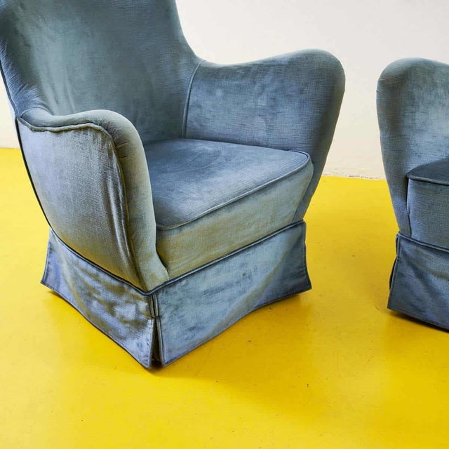 Discover a charming designer sofa and armchair set, featuring a refined blue fabric. Their soft profiles and sinuous lines...