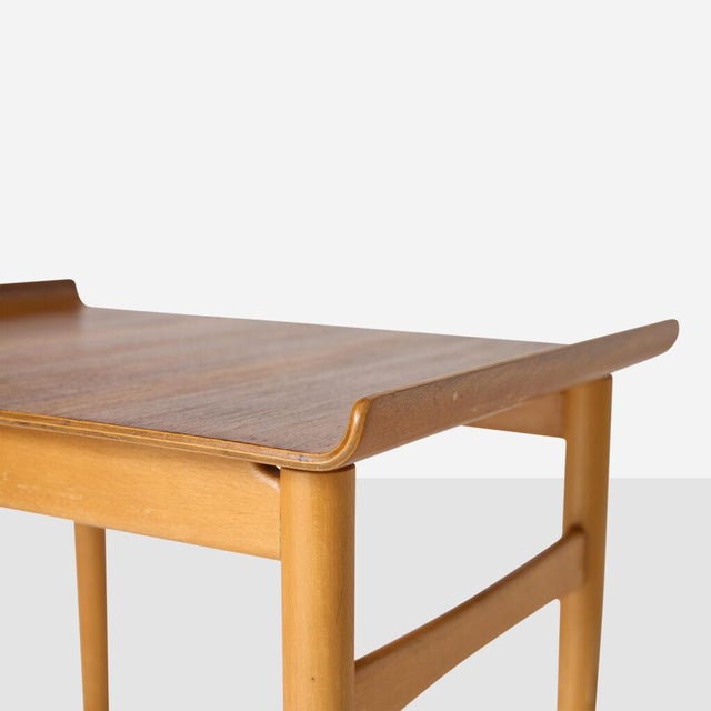 Tan 1950s A “Shell” series side table by Hans J Wegner for Fritz Hansen For Sale - Image 8 of 9