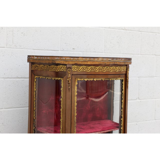 Baroque 19th Century French Louis XV Vitrine Curio Cabinet With Marble Top & Ormolu For Sale - Image 3 of 18