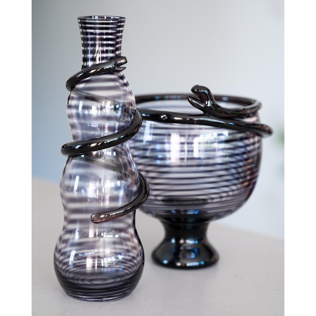Purple Vintage Cleopatra Purple Glass Carafe Vase and Footed Bowl by Ulrica Hydman-Vallien for Kosta Boda, 1989, Set of 2 For Sale - Image 8 of 8