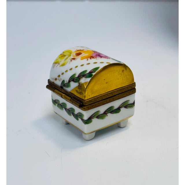 Traditional Vintage Limoges Porcelain Footed Trinket Chest With Gold and Flowers Decoration For Sale - Image 3 of 7