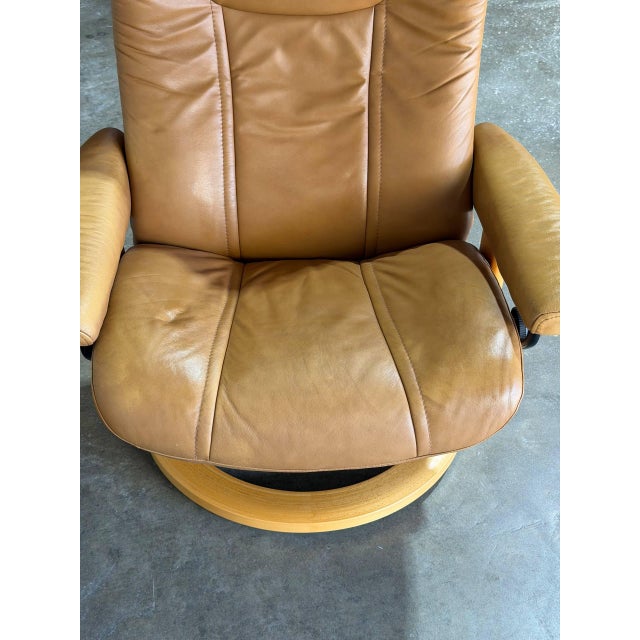 Tan Ekornes Stressless Tan Leather Lounge Chair With Ottoman Mid-Century Modern 1980s For Sale - Image 8 of 13
