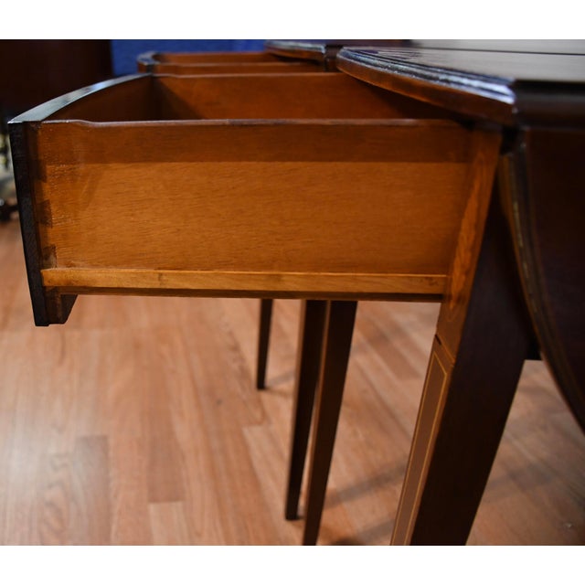 1920 Pair of English Hepplewhite Mahogany & Satinwood Inlay Pembroke Side Tables / End Tables For Sale - Image 10 of 18