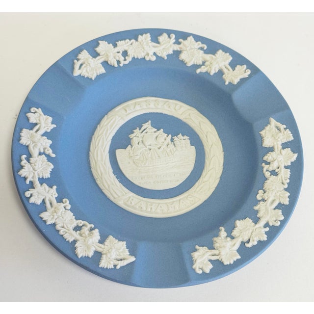 Vintage round English Wedgwood Jasperware ashtray or trinket dish commemorating Nassau Bahamas. Features traditional...