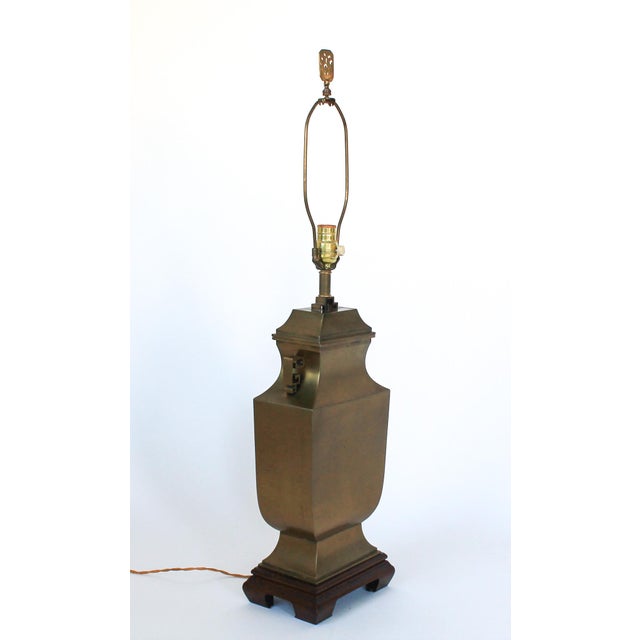 Chinoiserie Vintage Brass Chinoiserie Table Lamp W/ Greek Key Detail For Sale - Image 3 of 18