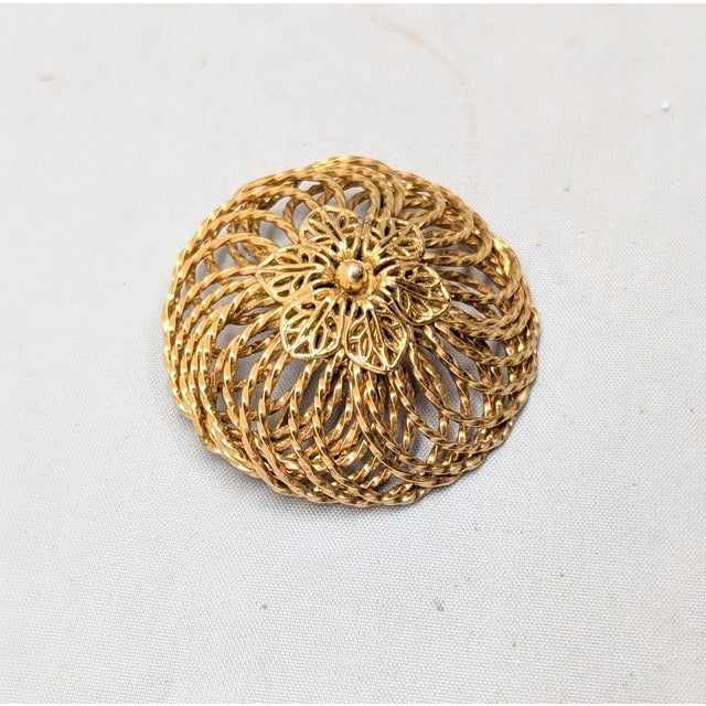 1960s Vintage 1960s Signed Napier Round Goldtone Flower Brooch For Sale - Image 5 of 6