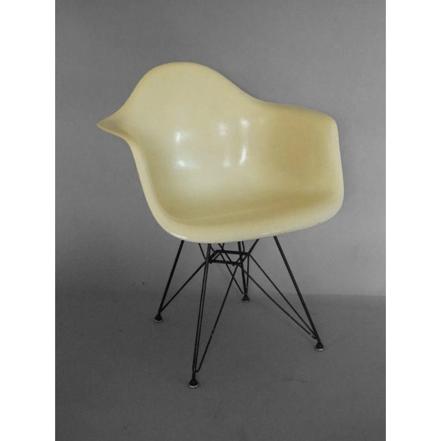 Eames Big Biscuit Eames Zenith Ivory Dar Fiberglass Eiffel Tower Base Chair For Sale - Image 4 of 6