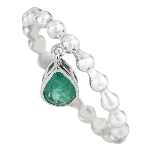 Contemporary Emerald Beaded Charm Band Ring Size 9 in 14k White Gold For Sale