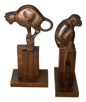 Johannes Bosma, Art Deco Statues of an Ape and a Cat, 1920s-1940s, Bronzes on Wooden Bases, Set of 2