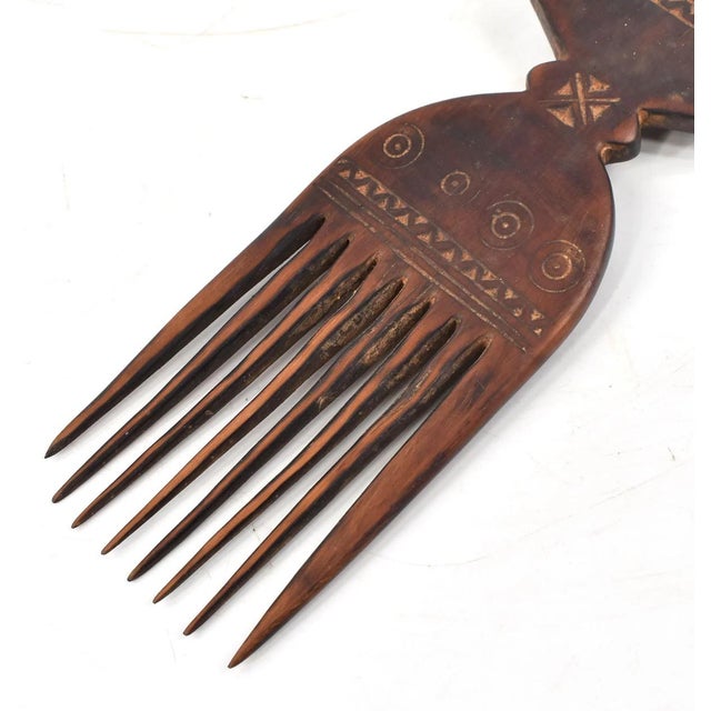 Wood Early 20th Century Nyamwezi Mwana Hiti Figural Comb Tanzania For Sale - Image 7 of 7