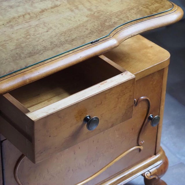 1950s Louis XV Style Bedside Table in Birds-Eye Maple, 1950 For Sale - Image 5 of 7