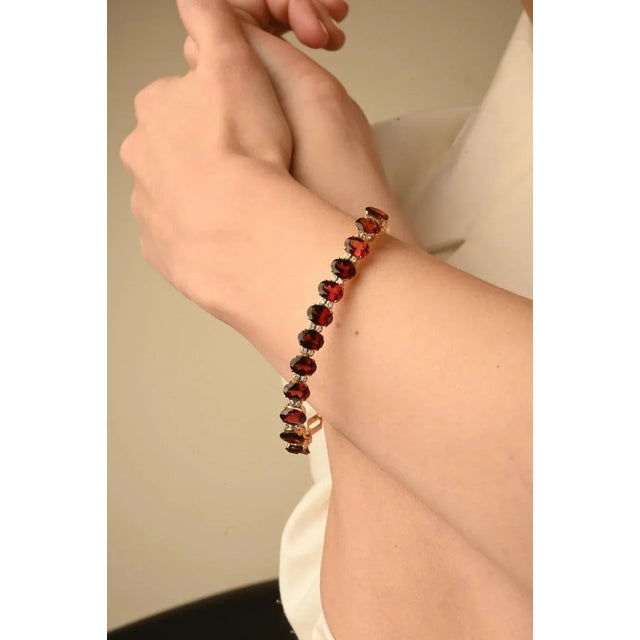 Brick Red Art Deco Natural Blood Red Garnet 11.1 Carats Gemstone Bracelet in 14k Gold For Sale - Image 8 of 17