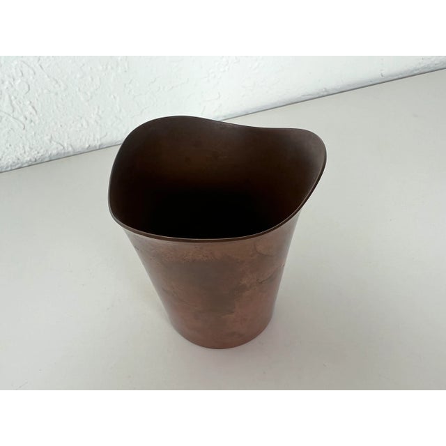 Vintage modernist freeform copper cup by Danish silversmith Ernst Dragsted. Artist: Ernst Dragsted Origin: Denmark Year:...