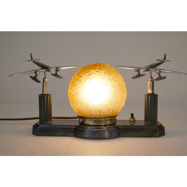 1930s Uber Rare Vintage Sublime Art Deco Streamline Bronze Aviation Award Twin Chrome Airplane Amber Brain Globe Table Lamp For Sale - Image 4 of 13