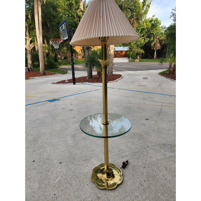 1960s Vintage Stiffel Model #3622 (Mcm) Brass Lotus Lily Parzinger Floor Lamp Featuring Integrated Glass End Table For Sale - Image 5 of 17