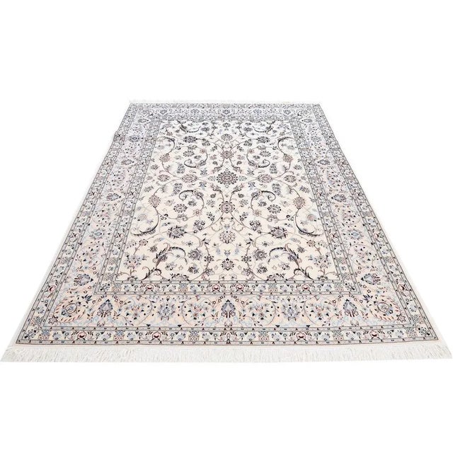 This Nain Habibian rug is made of cotton and silk on cotton and is in a new and unused state. Very fine and dense link...