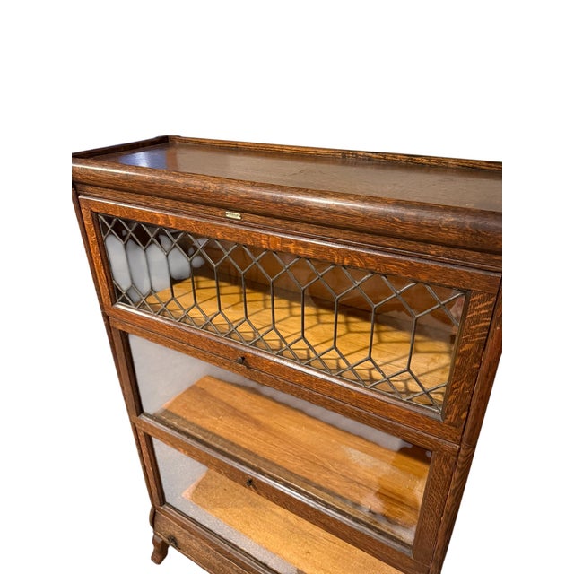 Chippendale Antique Library Bookcase Lundstrom Chippendale Leaded Glass 3-Tier Sectional Barrister Bookcase - Quarter-Sawn Oak For Sale - Image 3 of 17