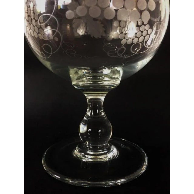Great refreshment cup or spittoon in white glass blown to the mouth. Decor engraved with grape leaves and bunches of...