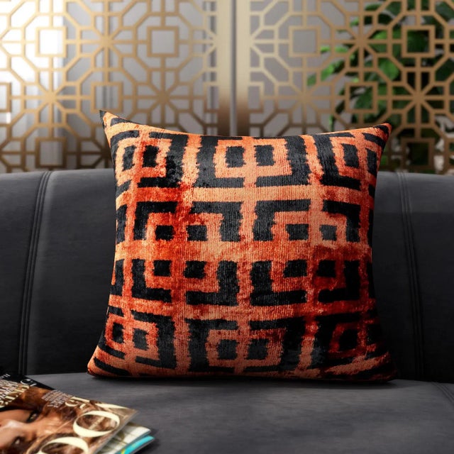 ● 100% silk velvet material making the throw pillows super soft and cozy with a delicate touch and giving your room a more...