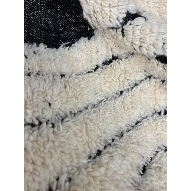 Mid-Century Modern Contemporary Moroccan Beni Ourain Rug For Sale - Image 3 of 10