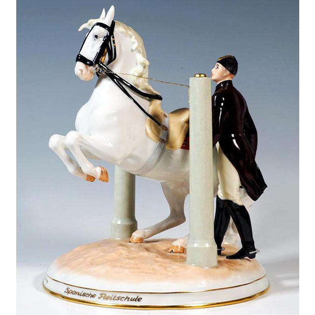 The exercise 'in the pilares' (from 'pilares', spanish for 'columns') is a non-violent training method in which the horse...