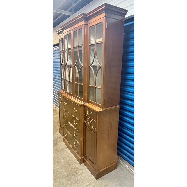 Brown 1970s Federal Style Henredon Breakfront China Cabinet For Sale - Image 8 of 18