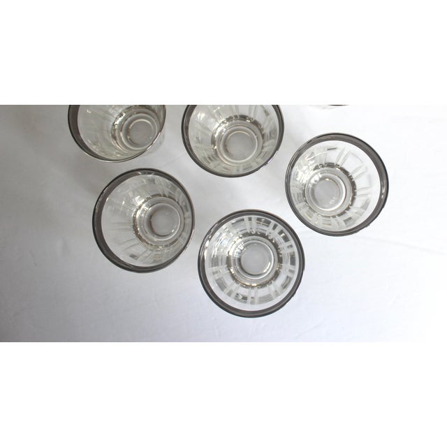 Metal 1960s Cocktail Shaker Mid-Century Modern Etched Glass With 5 Silver Rimmed and Etched Glasses Martini Set- 6 Pieces For Sale - Image 7 of 10