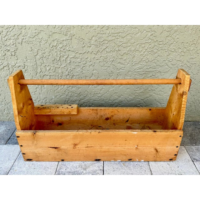 Mid 20th Century Vintage 1900s Large Solid Pine Wood Carpenter’s Tool Box Caddy For Sale - Image 5 of 9