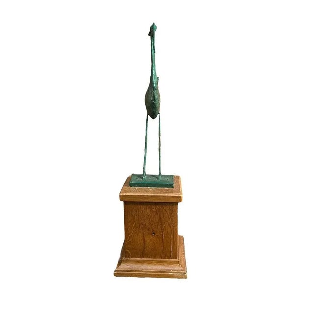 Metal sculpture, heron, 20th century Sculpture depicting a heron bird, in green lacquered metal, on a wooden pedestal....