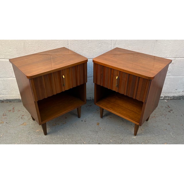 Young Manufacturing Mid-Century Modern Walnut & Brass Nightstands Attributed to Young Manufacturing For Sale - Image 4 of 18