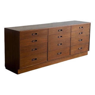 In Style of Jack Cartwright for Founders Furniture Walnut Lowboy 12-Drawer Dresser Mid-Century Modern For Sale