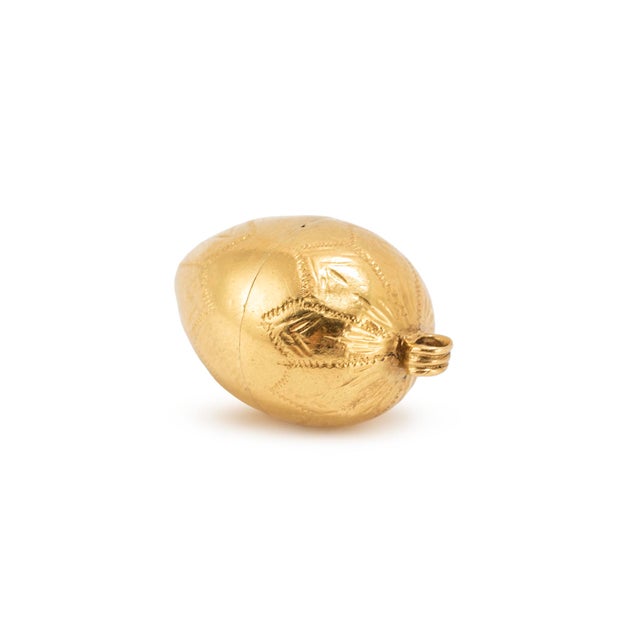 Late 20th Century Vintage 18k Yellow Gold Engraved Egg Form Screw-Top Locket Charm Pendant For Sale - Image 5 of 8
