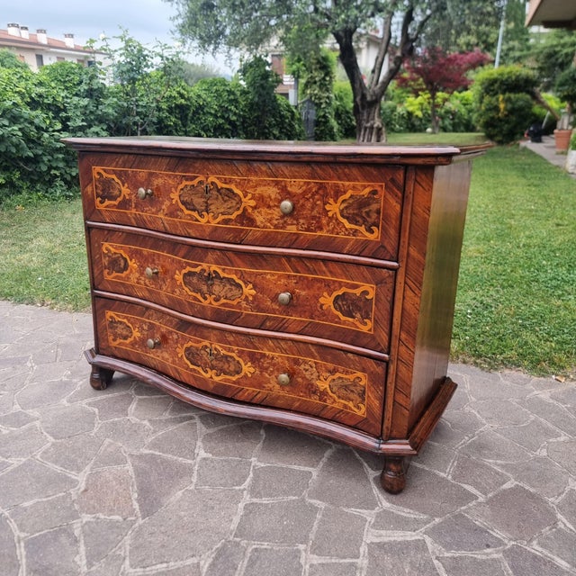 Wood Lombard Chest of Drawers in Walnut with Inlays, 1680 For Sale - Image 7 of 11