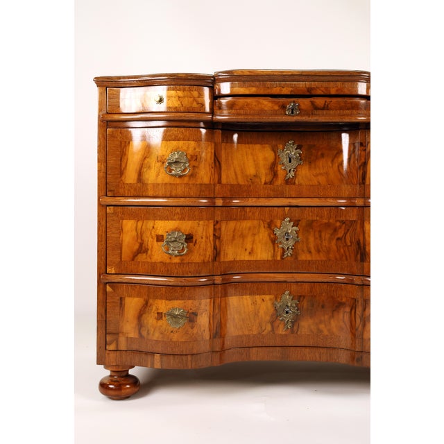Small Baroque Chest of Drawers in Walnut with Mirror, 1760 For Sale - Image 13 of 14