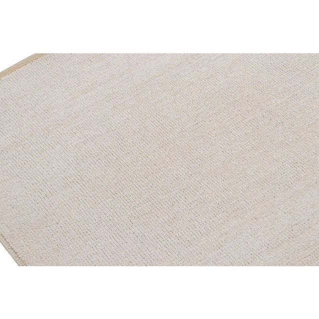 Rug & Kilim Rug & Kilim’s Contemporary Rug in White With Subtle Circle Pattern - “Harmony” For Sale - Image 4 of 7