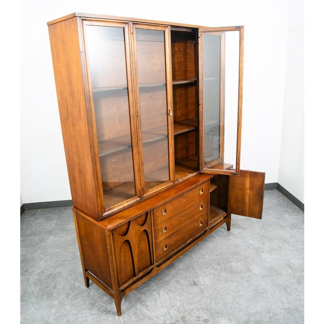 1960s Mid Century Modern Credenza China Cabeint Broyhill Brasilia Display Vintage MCM For Sale - Image 5 of 12