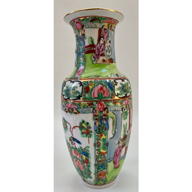 Chinoiserie Chinese Hand-Painted Rose Medallion Vase For Sale - Image 3 of 7