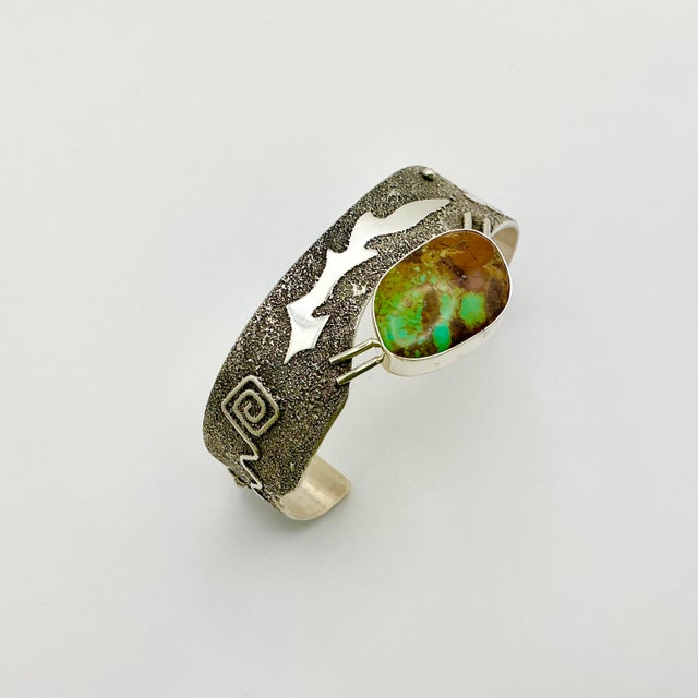 Metal 1990s Vintage Southwestern Navajo American Silversmith Fritson Toledo Sterling & Green Turquoise Cuff Bracelet - 7” For Sale - Image 7 of 18