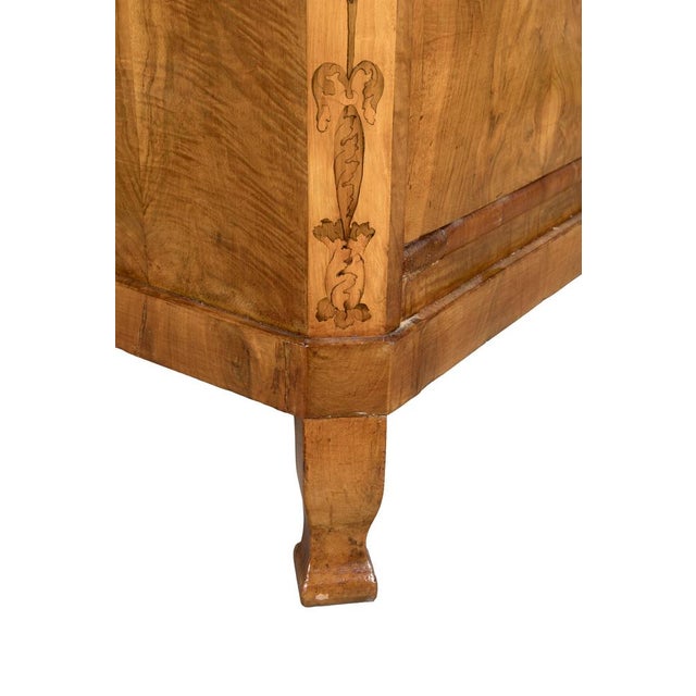 Wood Louis XVI Style Lombard Chest of Drawers in Walnut Burl with Inlaid Floral Motifs, 18th Century For Sale - Image 7 of 15